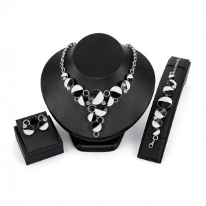 Rhinestone Embellished Black and White Contrast Rounds Design 3pcs Fashion Jewelry Set