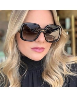 6 Colors Available Golden Rivets Decorated Bold Fashion Frame Women Sunglasses