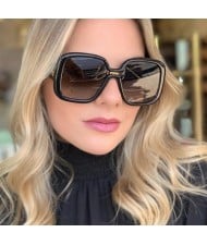 6 Colors Available Golden Rivets Decorated Bold Fashion Frame Women Sunglasses