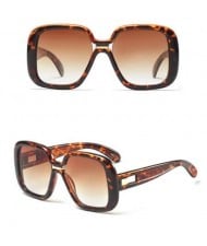 6 Colors Available Golden Rivets Decorated Bold Fashion Frame Women Sunglasses