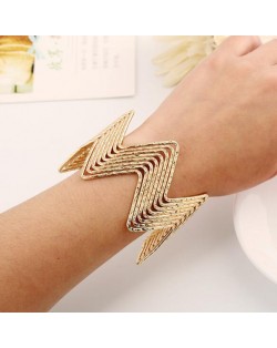 Wave Pattern Unique Design Alloy High Fashion Bracelet - Golden