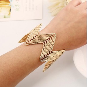 Wave Pattern Unique Design Alloy High Fashion Bracelet - Golden
