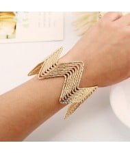 Wave Pattern Unique Design Alloy High Fashion Bracelet - Golden