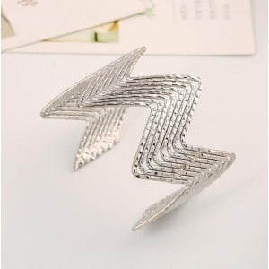 Wave Pattern Unique Design Alloy High Fashion Bracelet - Silver
