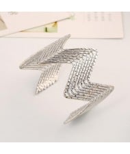 Wave Pattern Unique Design Alloy High Fashion Bracelet - Silver