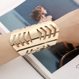 Irregular Hollow Design Punk Fashion Wide Alloy Bangle - Golden