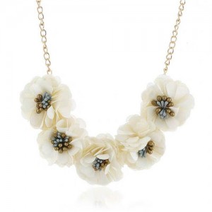 Sweet Cloth Flowers Women Fashion Necklace - White