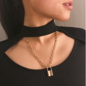 High Fashion Lock Pendant Alloy Chain Costume Necklace - Golden