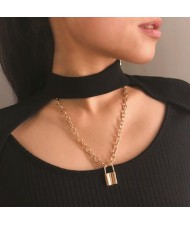 High Fashion Lock Pendant Alloy Chain Costume Necklace - Golden