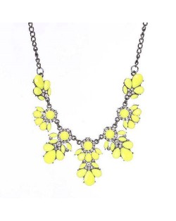 Resin Gems and Rhinestone Summer Style Flowers High Fashion Costume Statement Necklace - Yellow