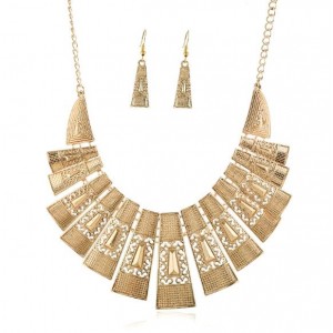 Unique Hollow Design Linked Bars High Fashion Women Bib Necklace - Golden