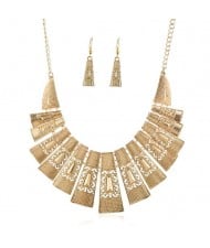 Unique Hollow Design Linked Bars High Fashion Women Bib Necklace - Golden