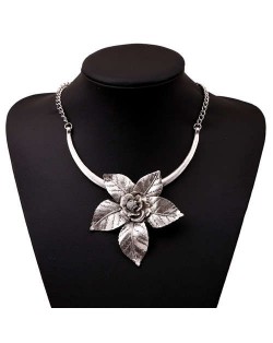 Flower Pendant Romantic Style Short Costume Necklace - Vintage Silver
