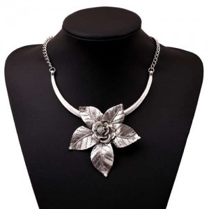 Flower Pendant Romantic Style Short Costume Necklace - Vintage Silver