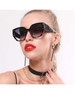 5 Colors Available Rivet Decorated Irregular Frame Unique Fashion Women Sunglasses