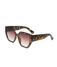 5 Colors Available Rivet Decorated Irregular Frame Unique Fashion Women Sunglasses