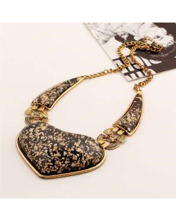 Vintage Amber Texture Heart Pendant Bold Fashion Women Bib Necklace - Golden and Black