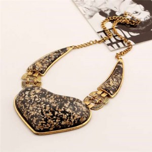 Vintage Amber Texture Heart Pendant Bold Fashion Women Bib Necklace - Golden and Black