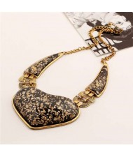 Vintage Amber Texture Heart Pendant Bold Fashion Women Bib Necklace - Golden and Black