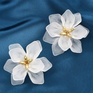 Pearl Centered White Flower Graceful Fashion Women Costume Earrings