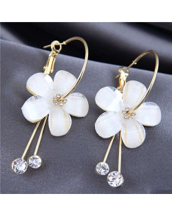 Simple Design Resin Flower High Fashion Women Ear Clips - White