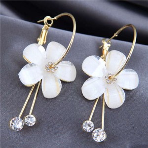 Simple Design Resin Flower High Fashion Women Ear Clips - White