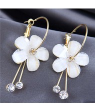 Simple Design Resin Flower High Fashion Women Ear Clips - White
