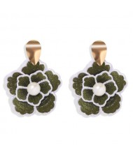 Pearl Centered Embrodiary Vintage Flower Design High Fashion Women Stud Earrings - Green