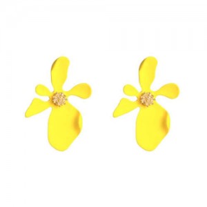 Golden Stamen Artistic Flower Design High Fashion Women Costume Earrings - Yellow