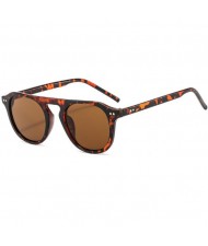 Vintage Fashion Rivets Embellished Frame Jelly Color High Fashion Sunglasses