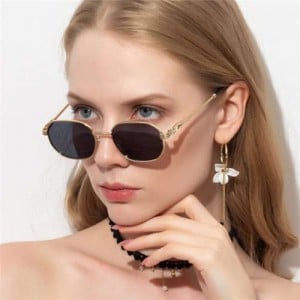 Classic Design Frame Gradient Lens High Fashion Women/ Men Sunglasses