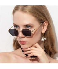 Classic Design Frame Gradient Lens High Fashion Women/ Men Sunglasses