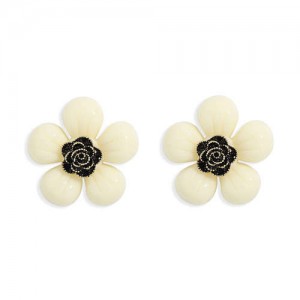 Vintage Style Contrast Colors Tiny Flower Design Women Resin Earrings - Beige