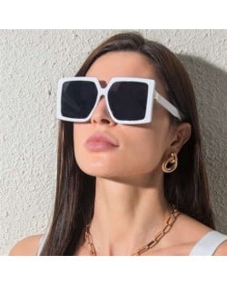 7 Colors Available Bold Square Frame Design High Fashion Lady Sunglasses