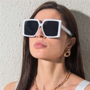 7 Colors Available Bold Square Frame Design High Fashion Lady Sunglasses