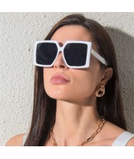 7 Colors Available Bold Square Frame Design High Fashion Lady Sunglasses