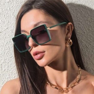 Rivet Decorated Vintage Large Square Frame High Fashion Women Sunglasses