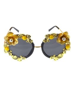 Vintage Golden Flower Decorated High Fashion Women Sunglasses