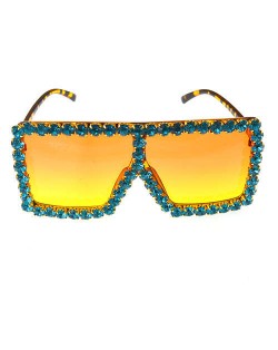 Glistening Rhinestone Rimmed Star Fashion Women Sunglasses - Green