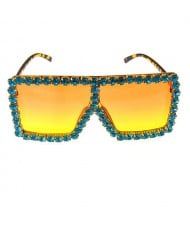 Glistening Rhinestone Rimmed Star Fashion Women Sunglasses - Green