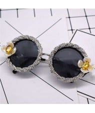 Resin Flowers Decorated Round Style High Fashion Women Sunglasses