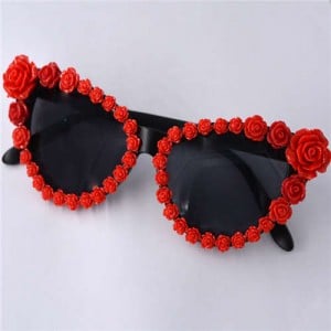 Roses Rimmed Romantic Fashion Women Beach Style Sunglasses - Red
