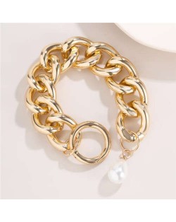 Pearl Decorated Baroque Design Vintage Hollow Chain Alloy Costume Bracelet - Golden