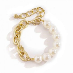 Artificial Pearl and Alloy Chain Mix Design Western High Fashion Women Bracelet - Golden