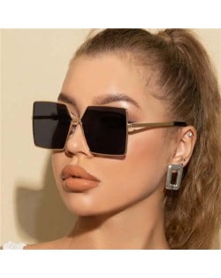 Wholesale Big Alloy Golden Frame U.S. Fashion Women/ Men Sunglasses - Black