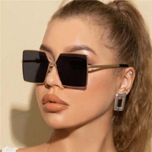 Wholesale Big Alloy Golden Frame U.S. Fashion Women/ Men Sunglasses - Black