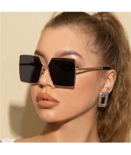 Wholesale Big Alloy Golden Frame U.S. Fashion Women/ Men Sunglasses - Black