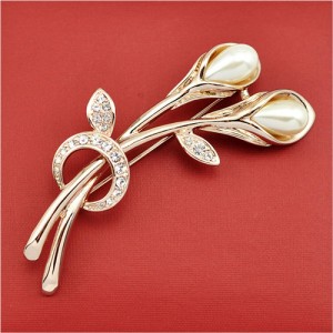 Rhinestone and Pearl Embellished 18K Rose Gold Brooch
