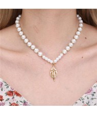 Fashion Jewelry Wholesale Golden Beads Decorated Leaf Pendant Elegant Pearl Necklace