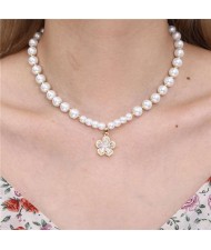 Fashion Jewelry Wholesale Golden Beads Decorated Flower Pendant Graceful Pearl Necklace